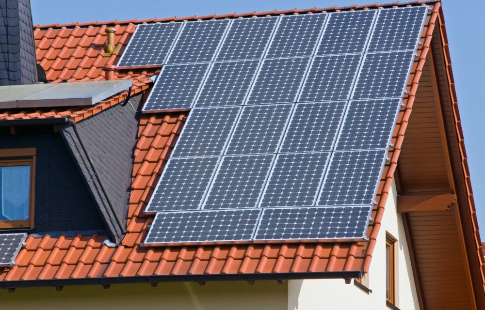 Ahorrar en tu factura de luz y gas e instalar placas solares es posible con FSN Soluciones